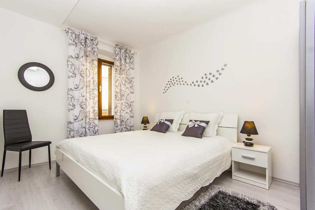 Center Apartment Lori Pula Buitenkant foto
